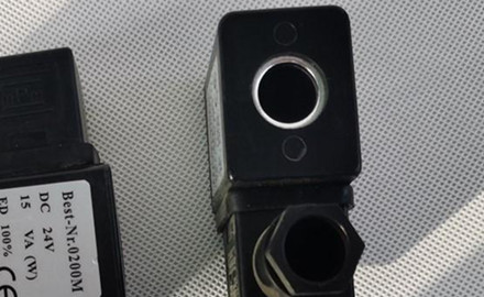 使用電磁閥線圈能為廠家?guī)砟男┖锰帲?/></p><p>　　1、幫助廠家提高生產(chǎn)效益，如今有很多企業(yè)因?yàn)榧ち业穆殘?chǎng)競(jìng)爭(zhēng)而被淘汰，想要在市場(chǎng)中占據(jù)一席之地，不被同行擠出市場(chǎng)，那么需要廠家有良好的生產(chǎn)效益，而電磁圈線圈產(chǎn)品是可以很好幫助廠家提升生產(chǎn)效益。</p><p>　　2、讓廠家的利潤翻倍，廠家想要在現(xiàn)有的市場(chǎng)站穩(wěn)腳，沒有豐厚的利潤做企業(yè)發(fā)展的后盾，也是比較容易被踢出市場(chǎng)的。此案吃法線圈產(chǎn)品的利潤率比較高，加上產(chǎn)品本身性能從和顏色，讓整個(gè)生產(chǎn)流程更加的完善，從而給廠家提供較高的利潤價(jià)值。</p><p>　　為了避免電磁閥線圈對(duì)生產(chǎn)設(shè)備帶來不良影響，在使用電磁閥線圈過程中有一些要注意的地方。</p><p>　　1、不同規(guī)格、類型的電磁閥線圈在產(chǎn)品的長(zhǎng)短和粗細(xì)方賣弄均不一樣，在使用的時(shí)候要注意請(qǐng)根據(jù)使用的環(huán)境來決定，在長(zhǎng)時(shí)間連續(xù)工作之后，電磁閥線圈溫度很容易升高，這時(shí)可以在使用期間加強(qiáng)保護(hù)措施。</p><p>　　2、使用的電壓不能夠超過電磁閥線圈，否者很容易燒壞，另外，為了避免不必要的損失，廠家在使用的時(shí)候需要讓電磁閥線圈進(jìn)行合理的處理，不要讓其太散亂。</p></div>
          </div>
          <div   id=